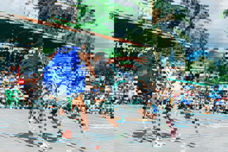 Jugador de baloncesto supera marca histórica y sorprende al público con triple decisivo